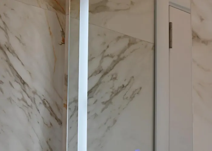 Modern Stay, * Tiran